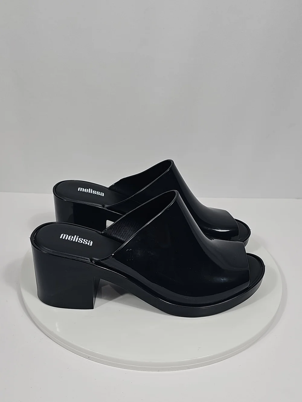 Melissa modern minimalist